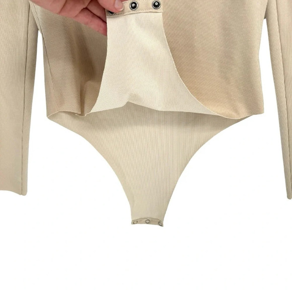 Samantha‎ Eng. Ribbed Long Sleeve Deep V-Neck Bodysuit in Cream Beige Medium - Picture 5 of 7